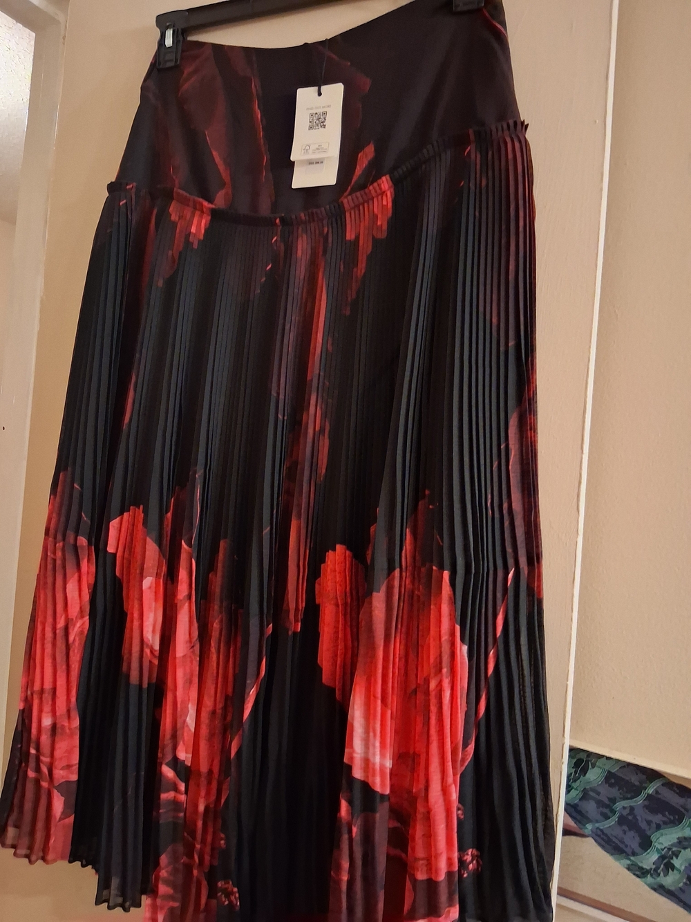TED BAKER LONDON Pleated Floral-Print Skirt in Red and Black - Picture 2 of 3